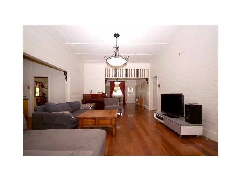 7 Clyde Street, Mount Lofty QLD 4350