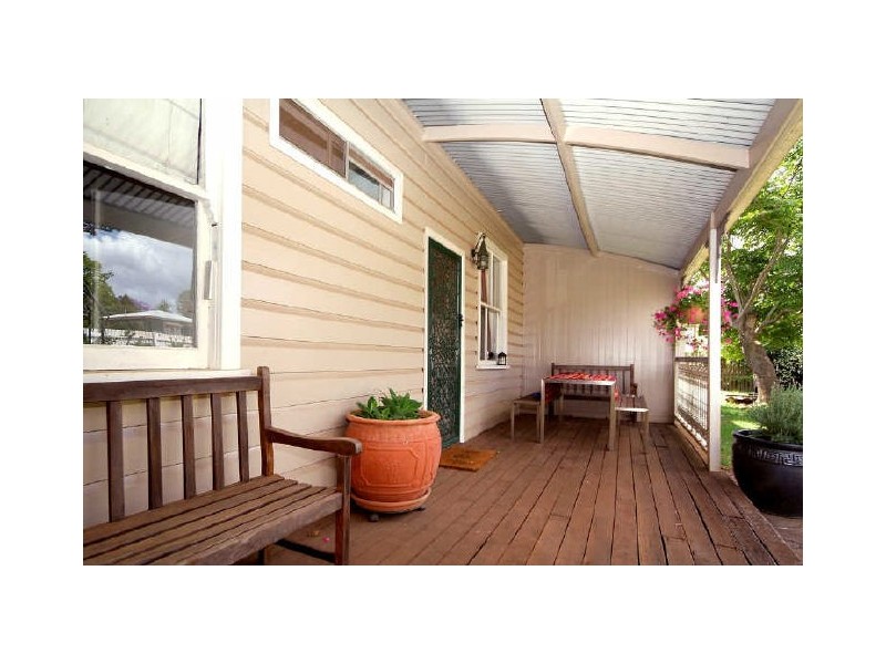 7 Clyde Street, Mount Lofty QLD 4350