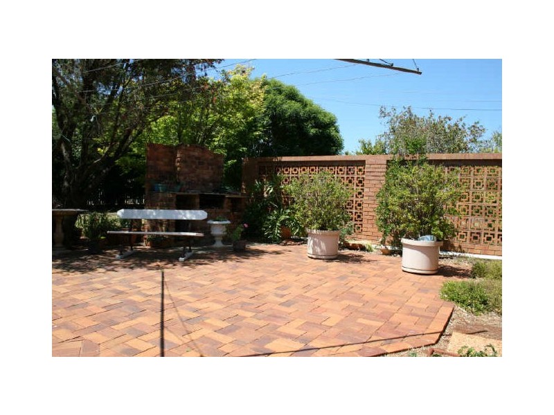 16 Lydwin Crescent, East Toowoomba QLD 4350