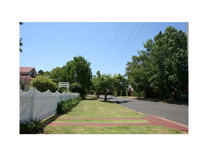 16 Lydwin Crescent, East Toowoomba QLD 4350
