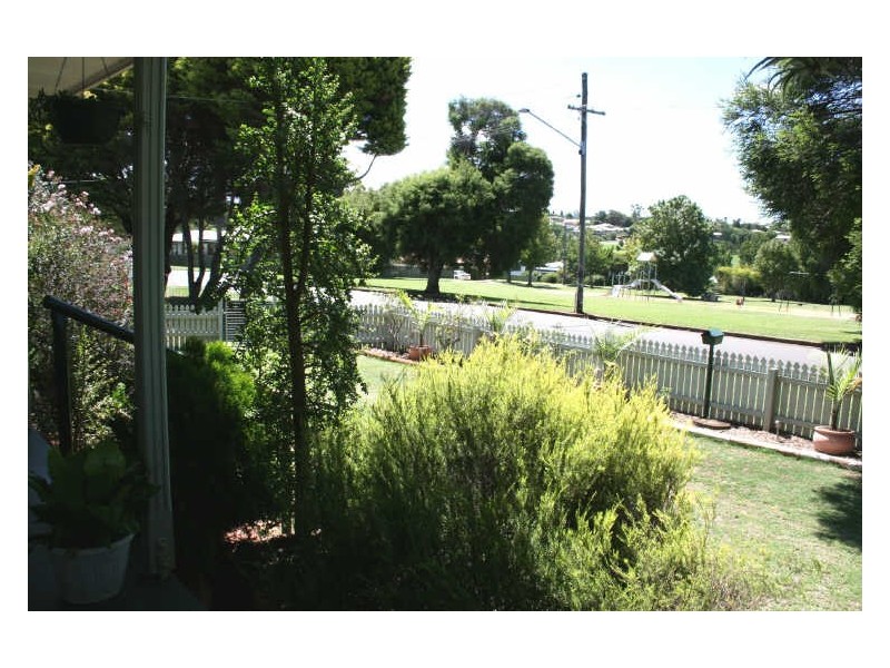 10 Tynedale Avenue, Newtown QLD 4350