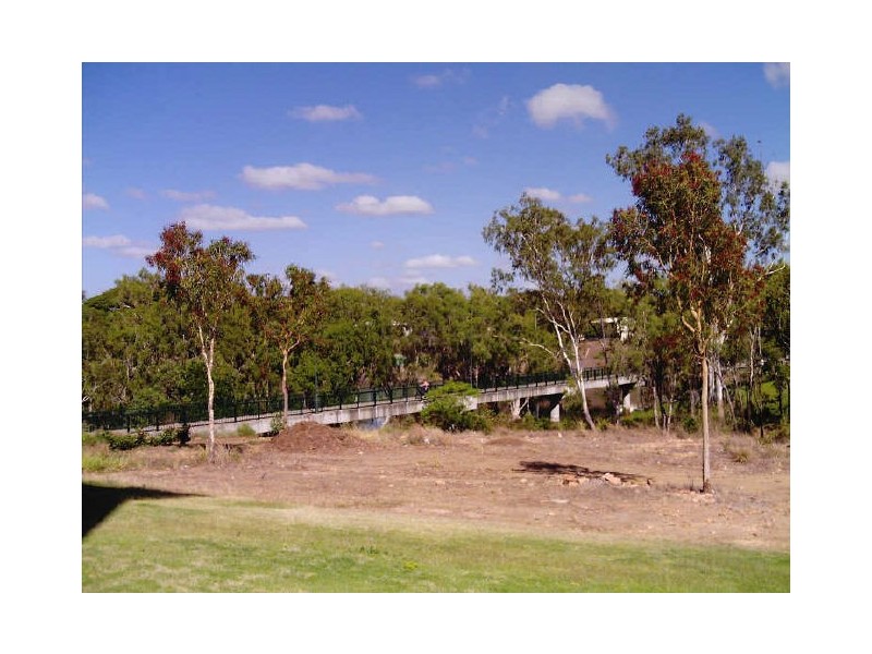 2/237 Riverside Bld, Edgewater Apts, Douglas VIC 3401