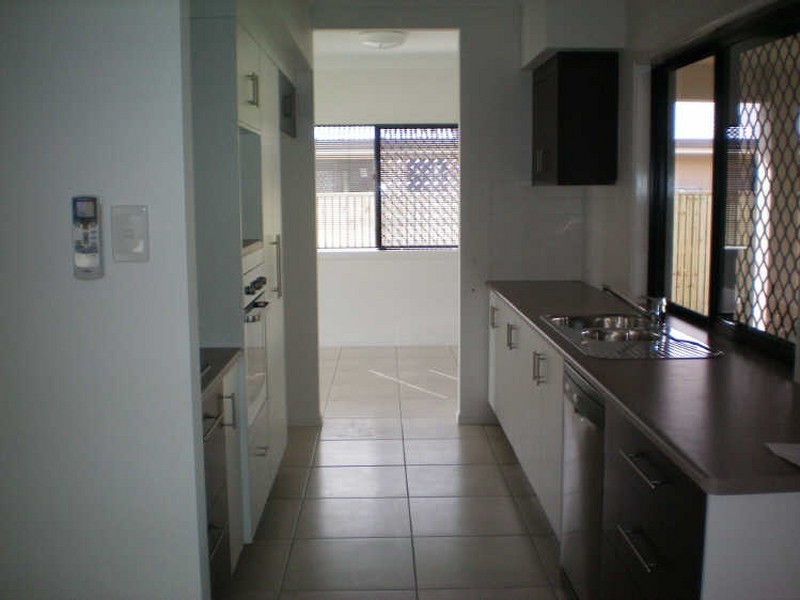 21 Hillock Crescent, Bushland Beach QLD 4818