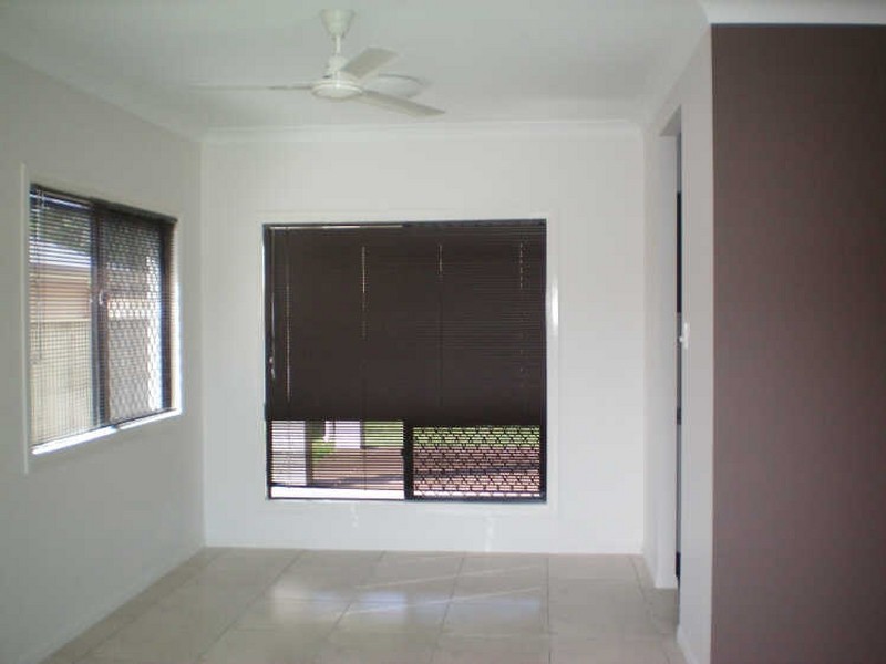 21 Hillock Crescent, Bushland Beach QLD 4818