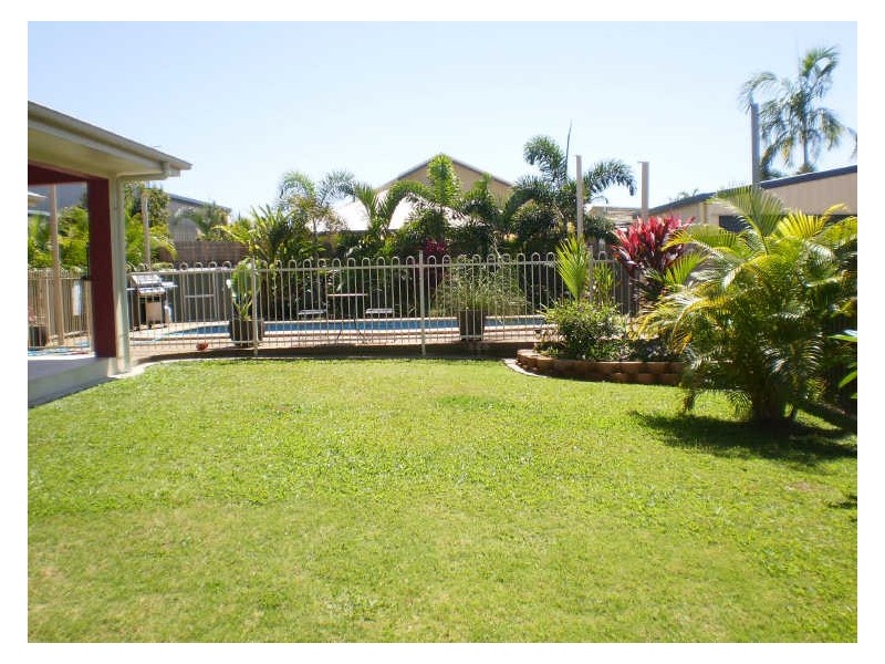 Bushland Beach QLD 4818