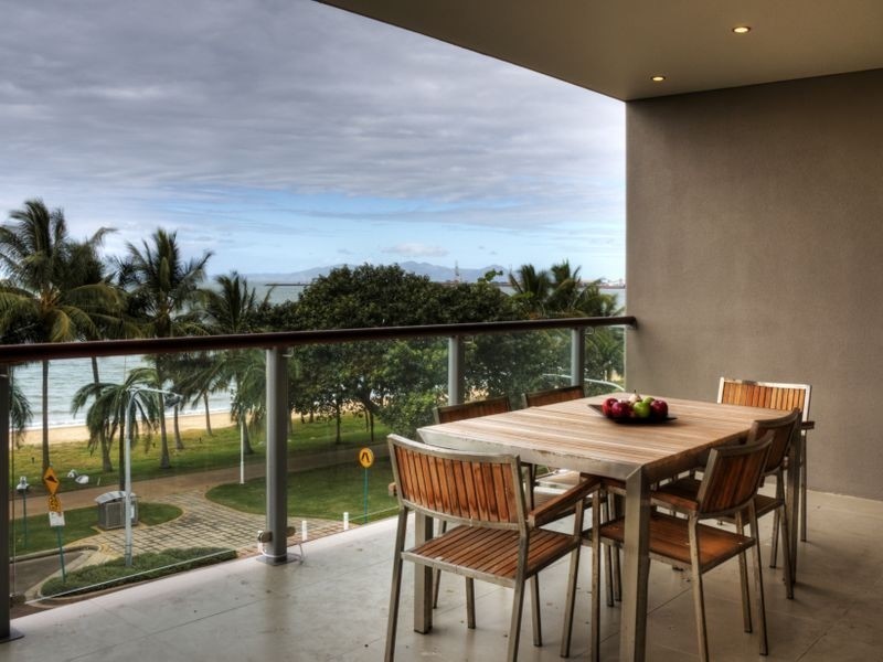 2/106 The Strand, North Ward QLD 4810