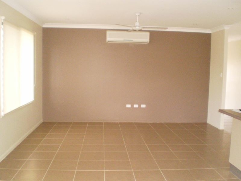 23 Sanderling Circuit ***, Kelso QLD 4815