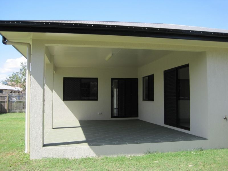 Bushland Beach QLD 4818