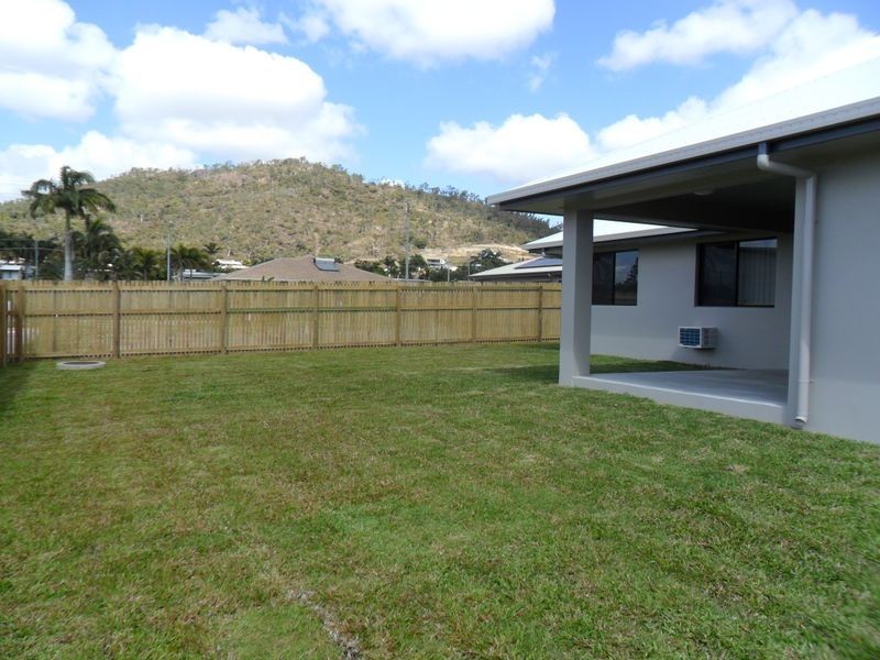 7 Malibu Parade, Mount Louisa QLD 4814