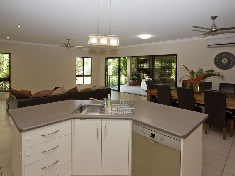 Bushland Beach QLD 4818