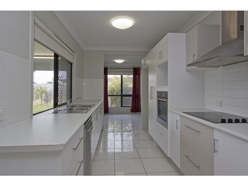 5 Rattray Street, Bushland Beach QLD 4818