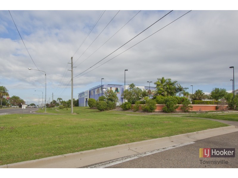 25-29 Martinez Avenue, West End QLD 4810