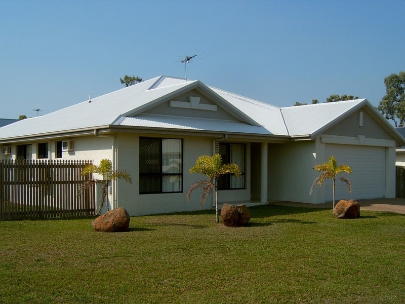 9 Daintree Drive, Bushland Beach QLD 4818