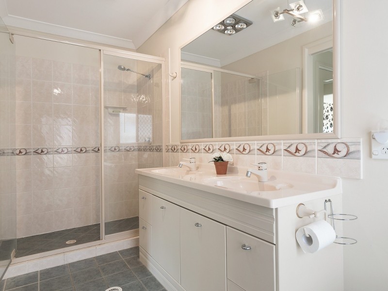 9 Brampton Close, Redland Bay QLD 4165