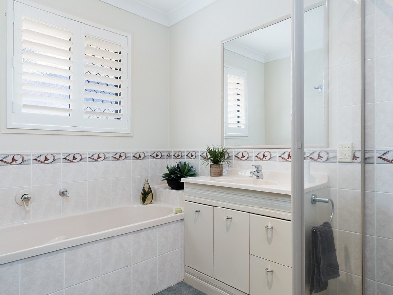 9 Brampton Close, Redland Bay QLD 4165