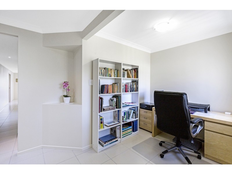 9 Isla Avenue, Redland Bay QLD 4165