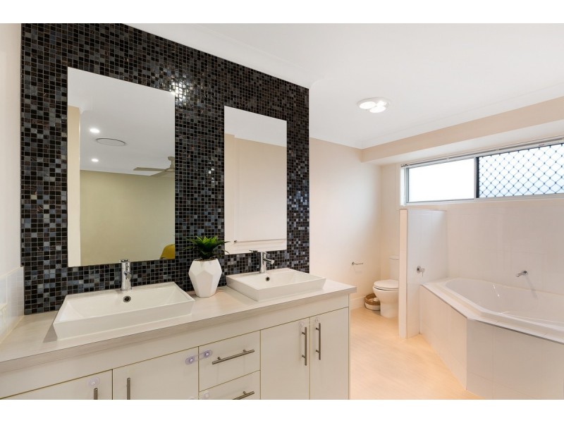 9 Daly Place, Redland Bay QLD 4165