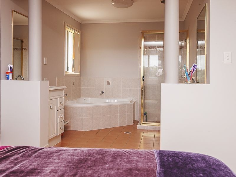 14 Snipe Street, Redland Bay QLD 4165