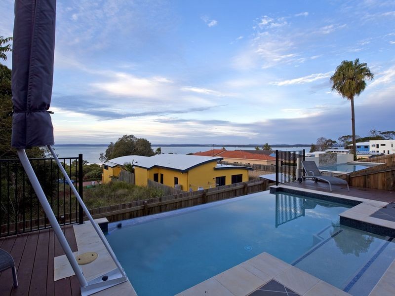 18 Broadwater Terrace, Redland Bay QLD 4165