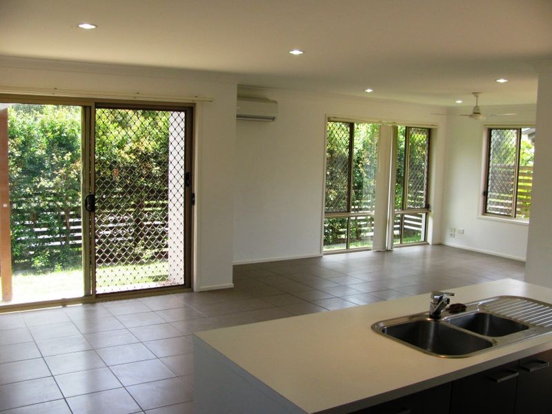 28 Azure Avenue, Redland Bay QLD 4165