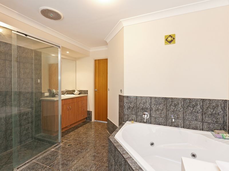 15 Daydream Street, Redland Bay QLD 4165