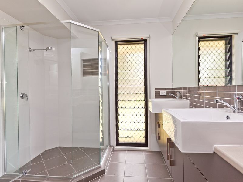 8 Pyrus Place, Redland Bay QLD 4165