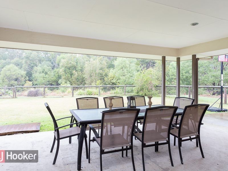 6 Emperor Drive, Redland Bay QLD 4165