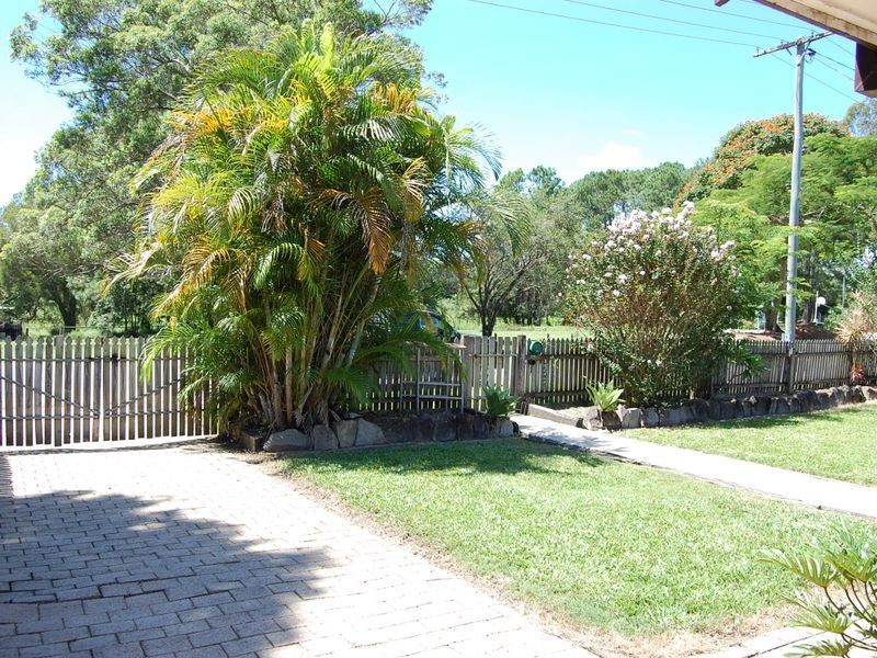 8 Coronation Avenue, Woodford QLD 4514