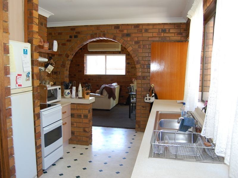 8 Coronation Avenue, Woodford QLD 4514