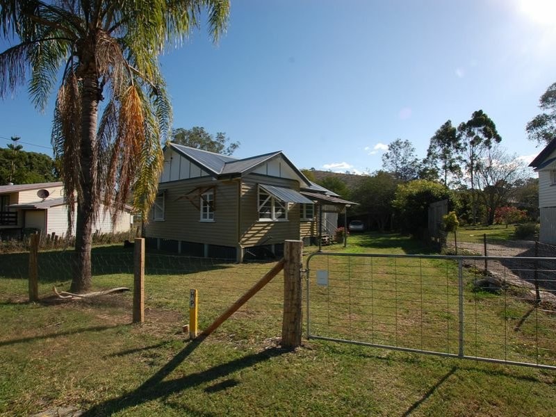 19 William Street, Linville QLD 4306