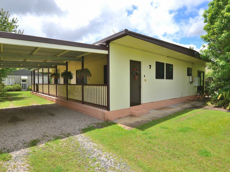 7 Brooker Street, Woodford QLD 4514