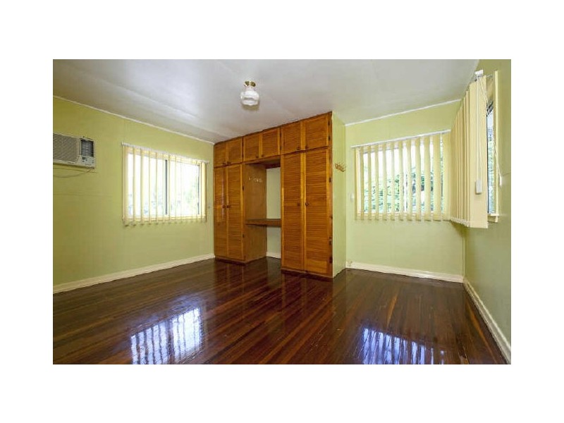 39 Kianawah Rd, Wynnum West QLD 4178