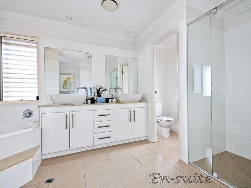 81 Raeburn St, Manly West QLD 4179