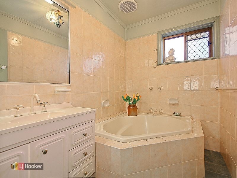 12 Empire Ave, Manly West QLD 4179