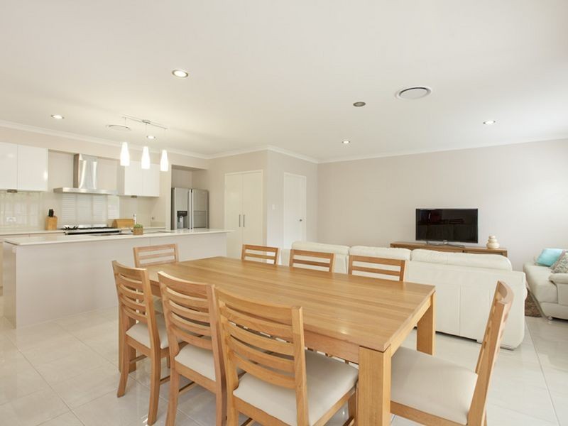 17 Foxwood Cct, Wakerley QLD 4154