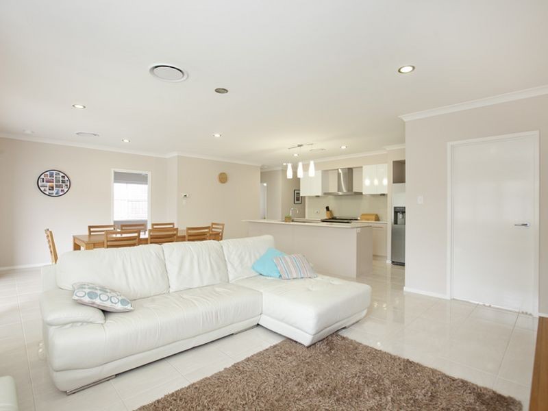 17 Foxwood Cct, Wakerley QLD 4154