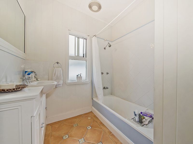 25 Walnut Street, Wynnum QLD 4178