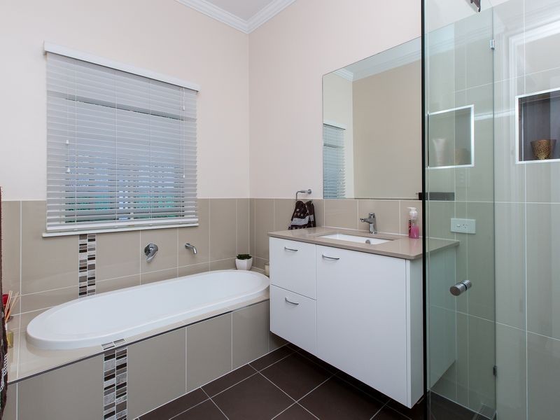 21 Carlton Terrace, Wynnum QLD 4178