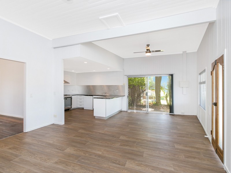 737 Esplanade, Lota QLD 4179