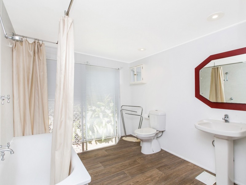 737 Esplanade, Lota QLD 4179