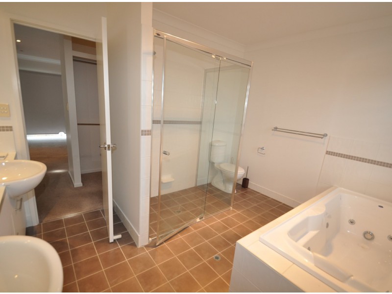 12 MacDonald St, Lota QLD 4179