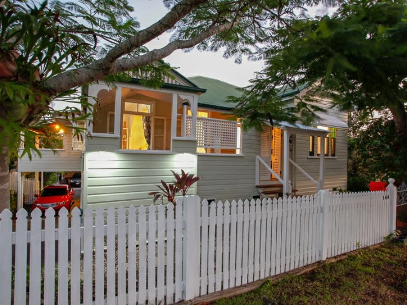 144 Cambridge Parade, Manly QLD 4179