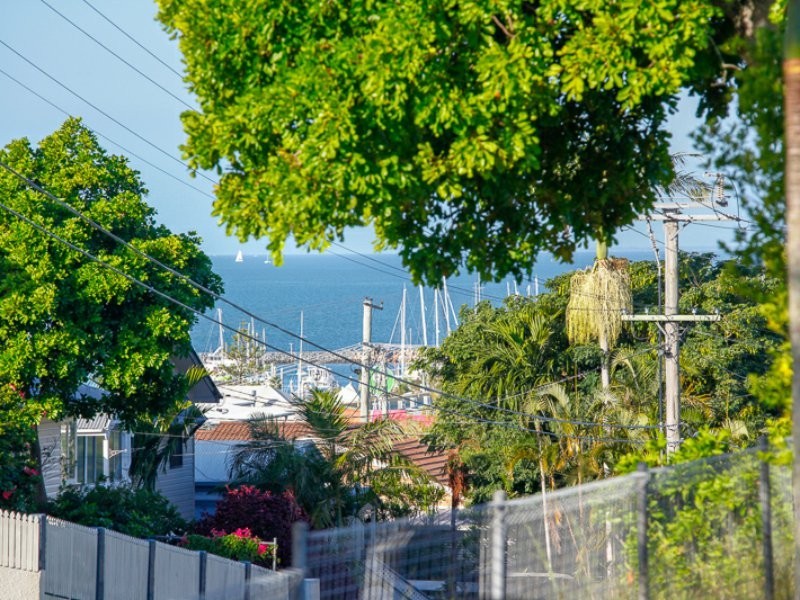 144 Cambridge Parade, Manly QLD 4179