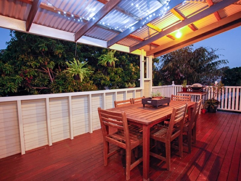 144 Cambridge Parade, Manly QLD 4179