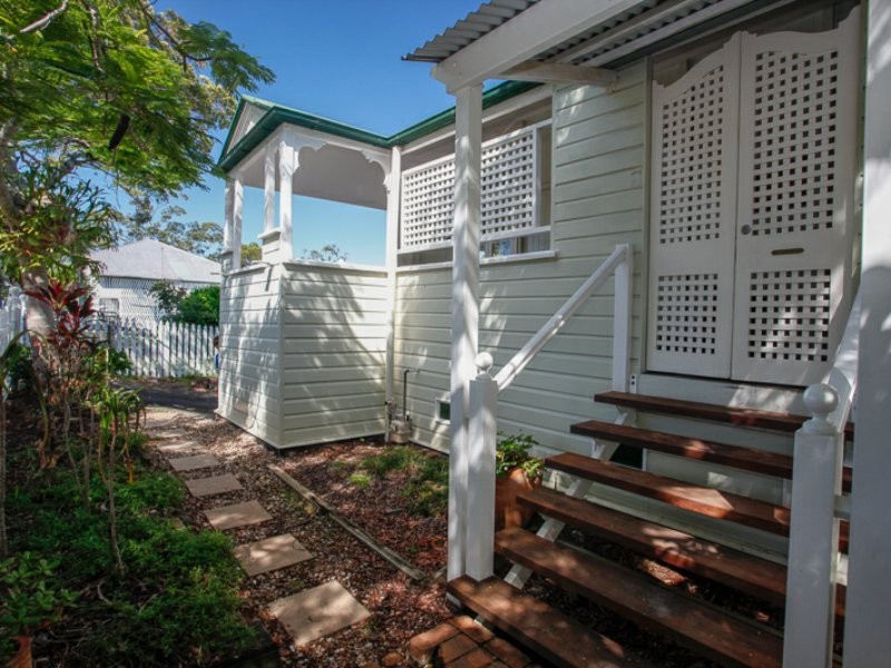 144 Cambridge Parade, Manly QLD 4179
