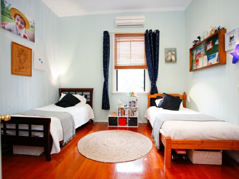 144 Cambridge Parade, Manly QLD 4179