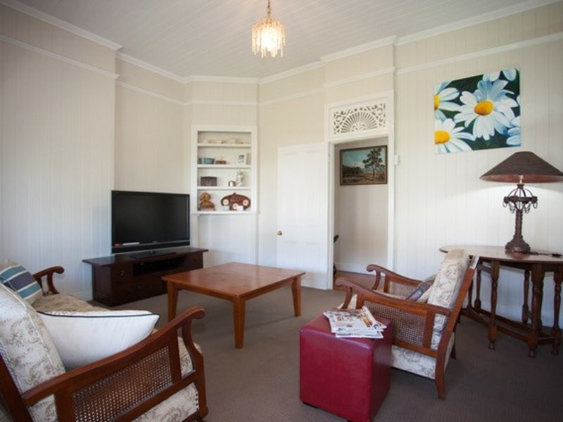 144 Cambridge Parade, Manly QLD 4179