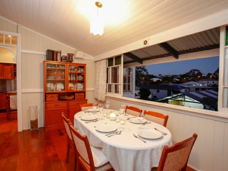 144 Cambridge Parade, Manly QLD 4179