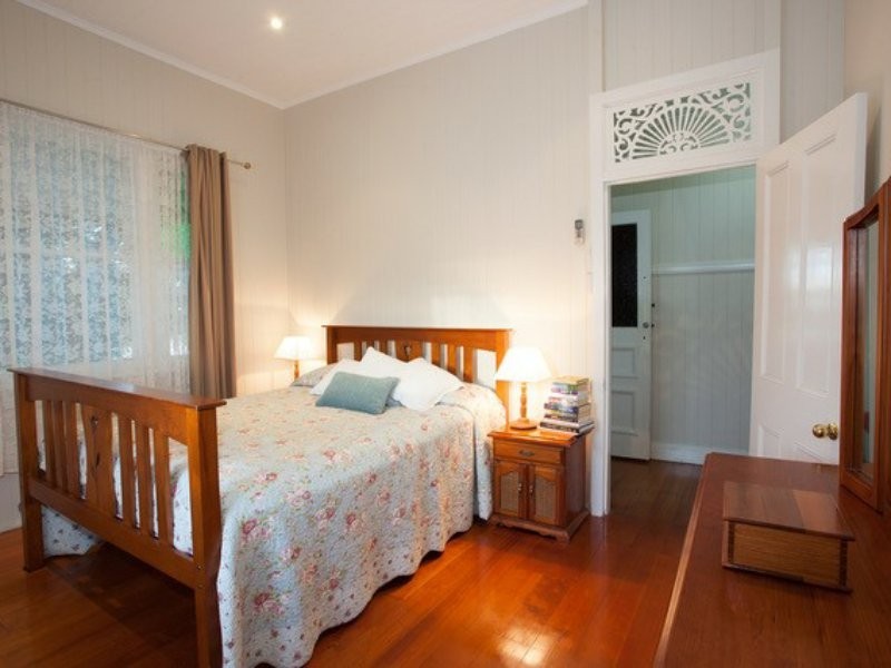 144 Cambridge Parade, Manly QLD 4179