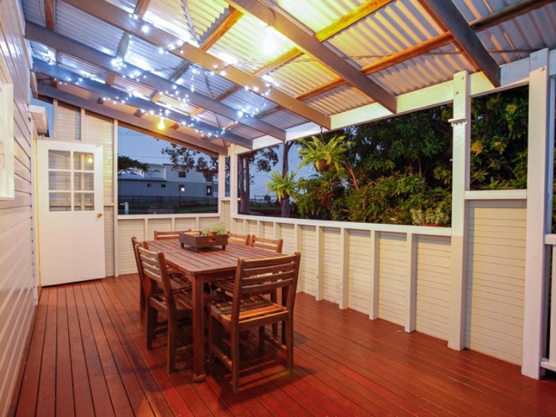144 Cambridge Parade, Manly QLD 4179
